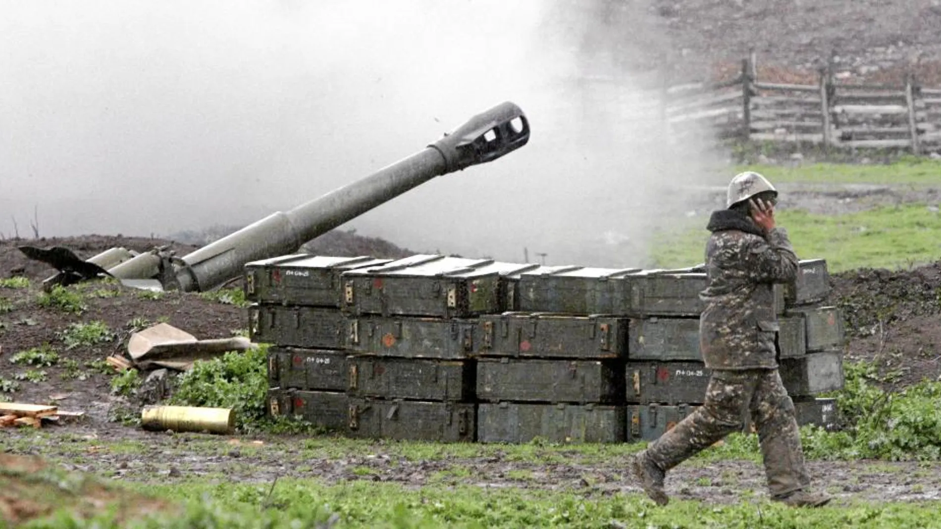 Un soldado armenio se protege del ruido de la explosión de un cañón en el enclave de Nagorno Karabaj