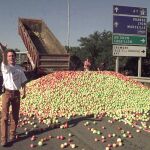 Imagen de archivo de la destrucción de fruta española en la frontera de Francia