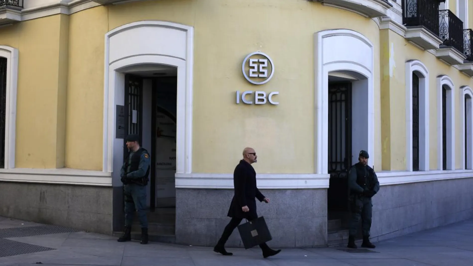 La Guardia Civil, durante el registro en 2019 de la sede del banco chino ICBC en Madrid