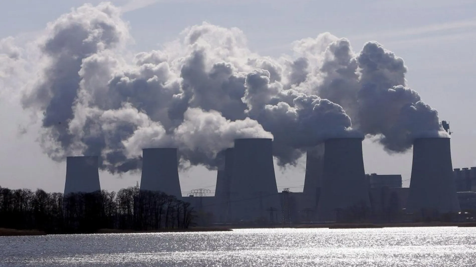 Imagen de archivo que muestra vapor y humos saliendo de las chimeneas de la planta de Jaenschwalde, Alemania