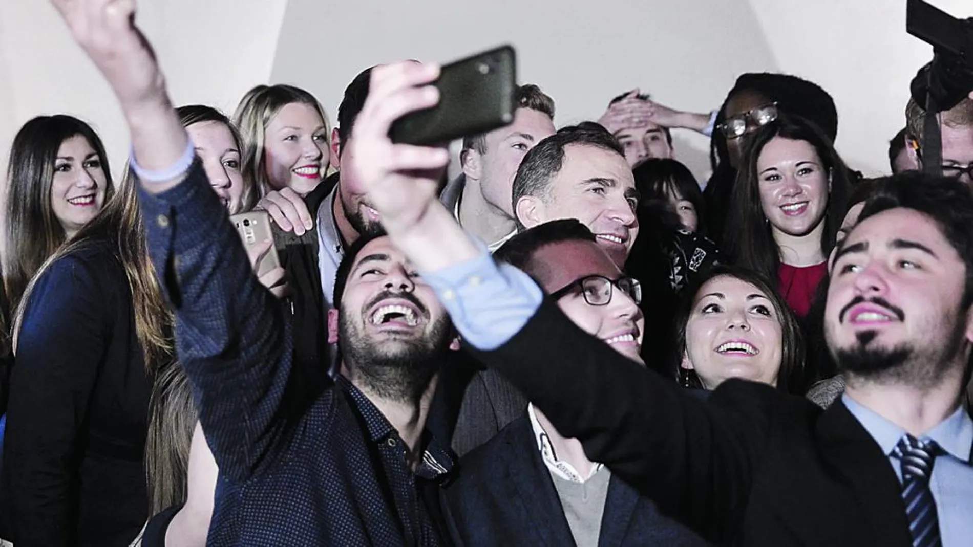 Felipe VI, rodeado de jóvenes que quieren hacerse una foto con él