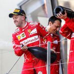 Sebastian Vettel celebra su triunfo junto a Kimi Raikkonen