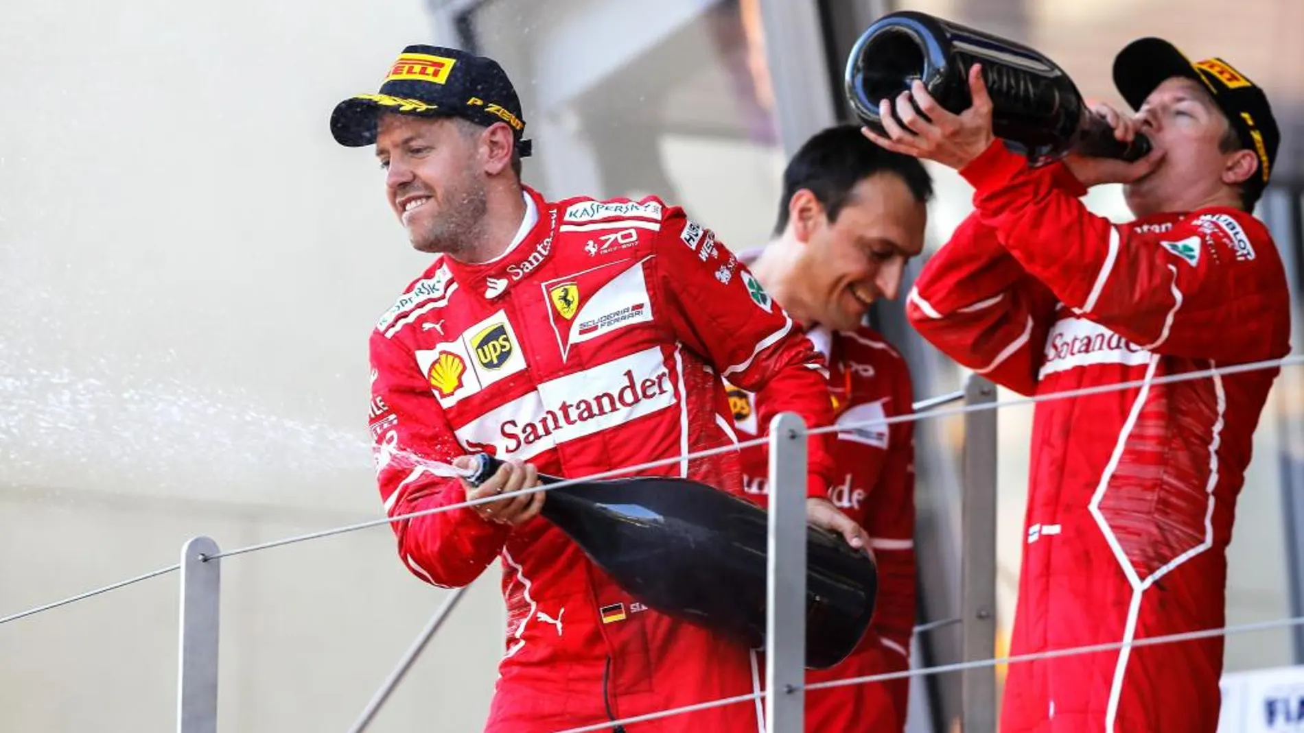Sebastian Vettel celebra su triunfo junto a Kimi Raikkonen