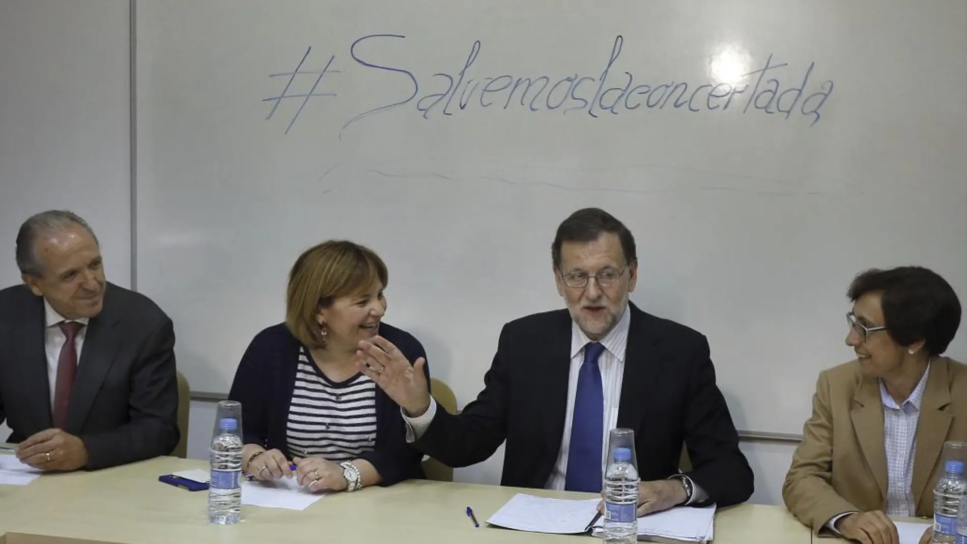 El presidente del Gobierno en funciones, Mariano Rajoy (2d), y la presidenta del PPCV, Isabel Bonig (2i) , durante la reunión que han mantenido con representantes de la educación concertada en Valencia