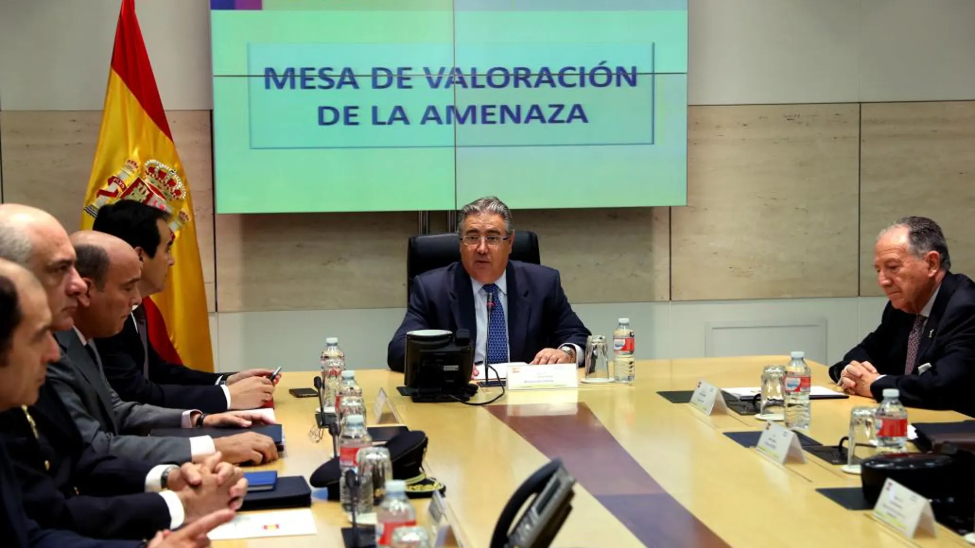 El ministro del Interior, Juan Ignacio Zoido (c), preside la reunión ordinaria de la mesa de valoración de la amenaza terrorista