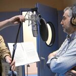 Carlos Alsina, presentador del matinal «Más de uno», es el narrador de esta adaptación radiofónica