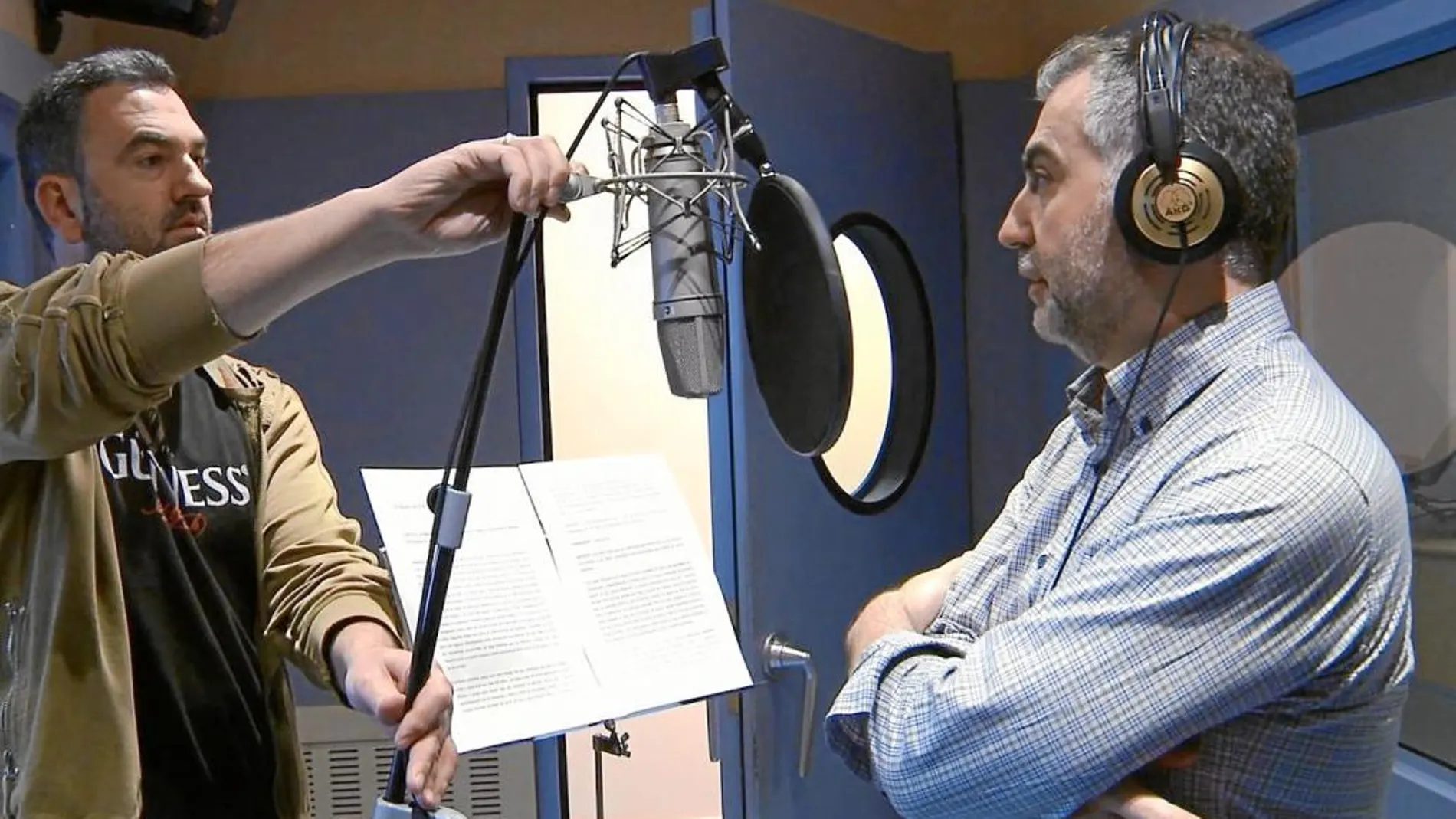 Carlos Alsina, presentador del matinal «Más de uno», es el narrador de esta adaptación radiofónica