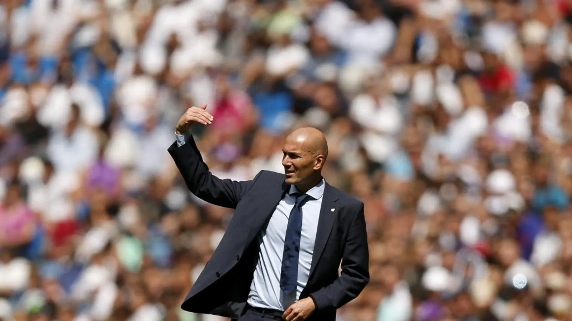 El técnico del Real Madrid da instrucciones a sus jugadores en el partido ante el Levante