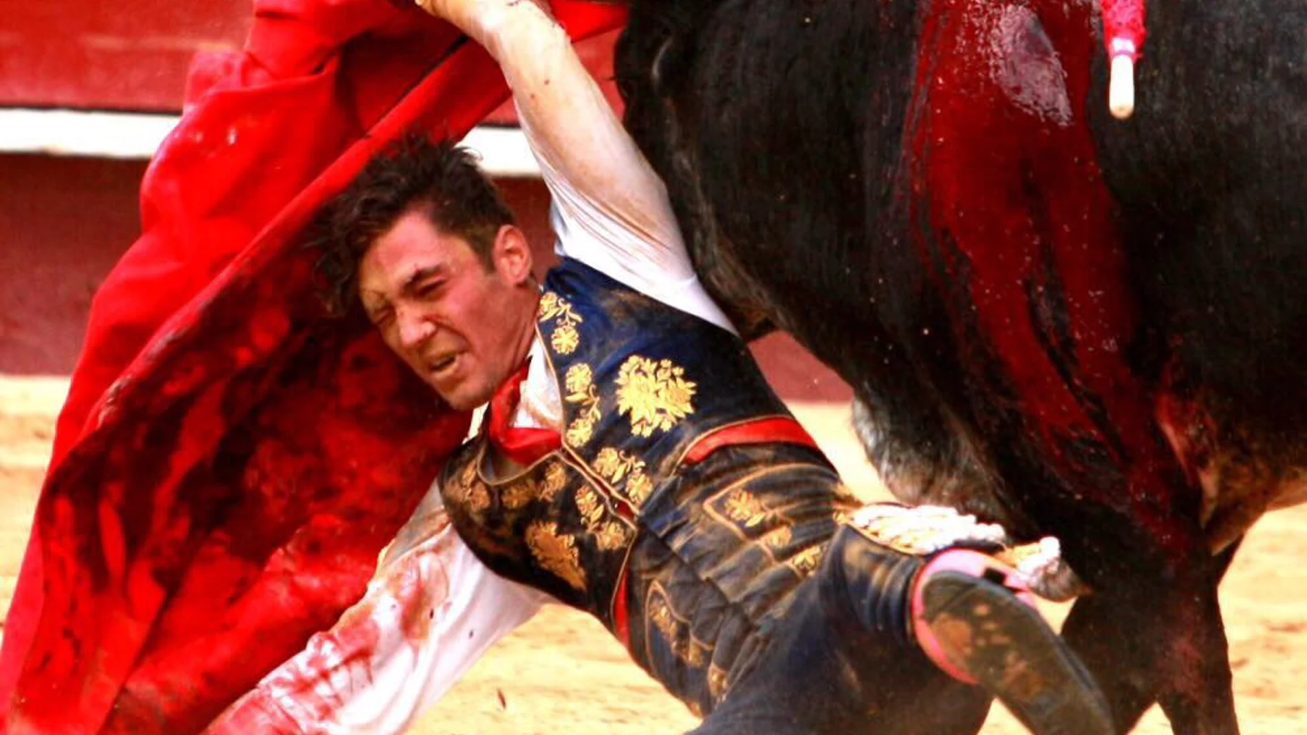 Momento de la cornada que Jesús Chover recibió en el brazo