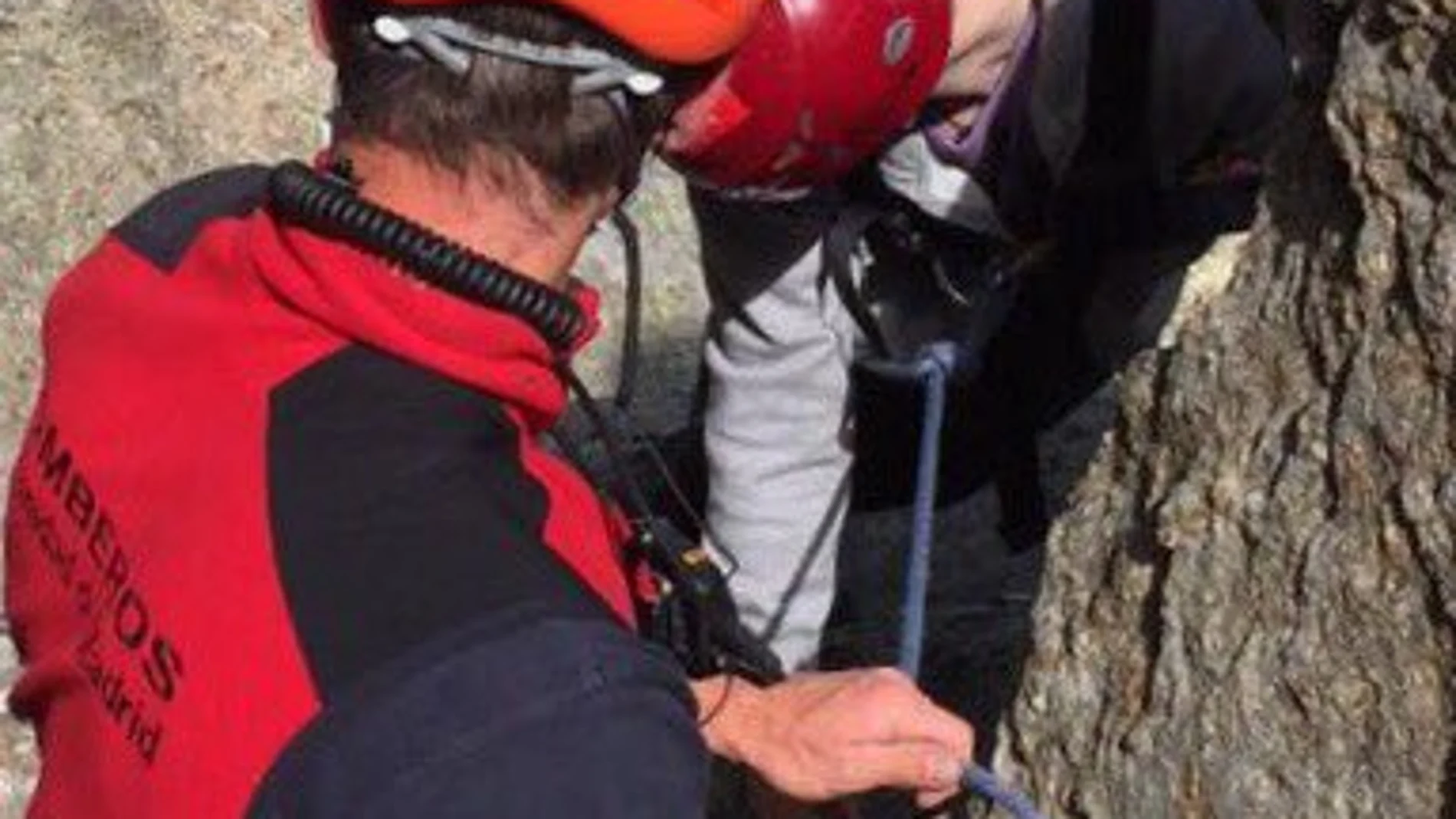 Los bomberos rescatan el cadáver del excursionista