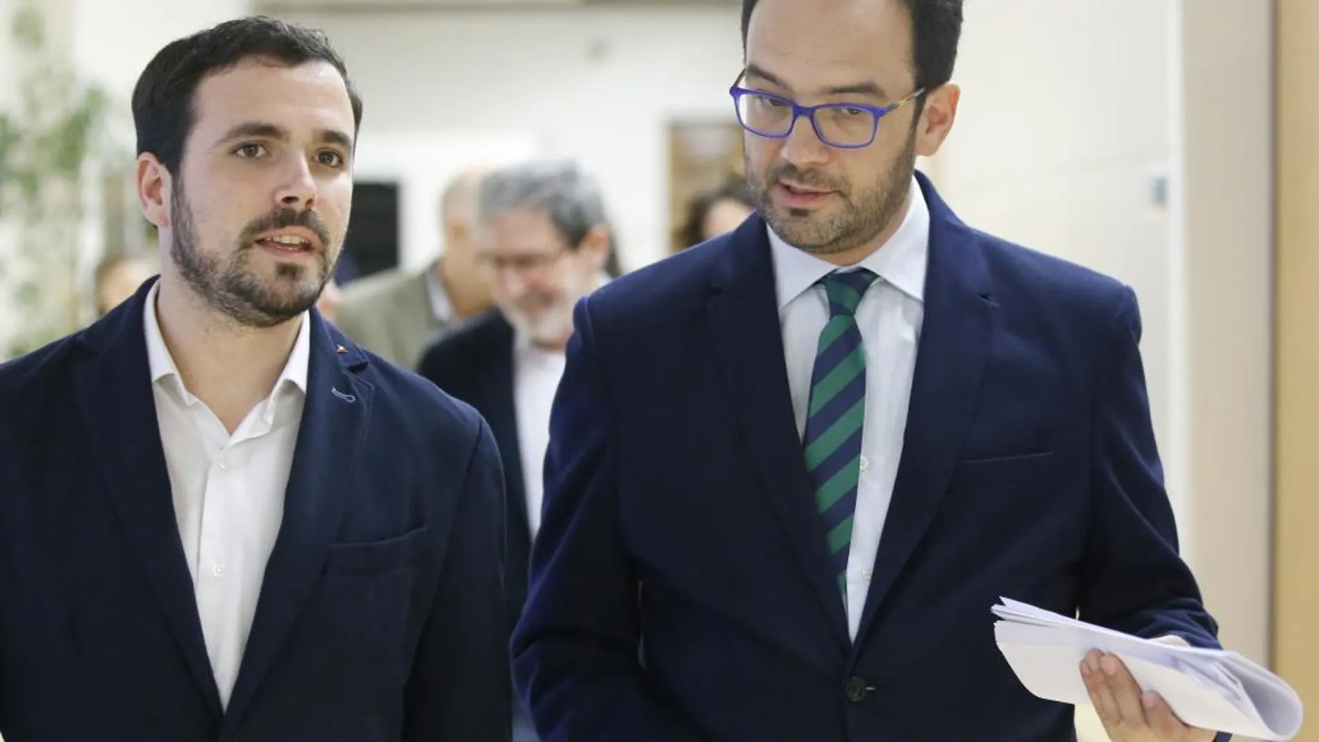 Los portavoces parlamentarios de IU y PSOE, Alberto Garzón (i) y Antonio Hernando