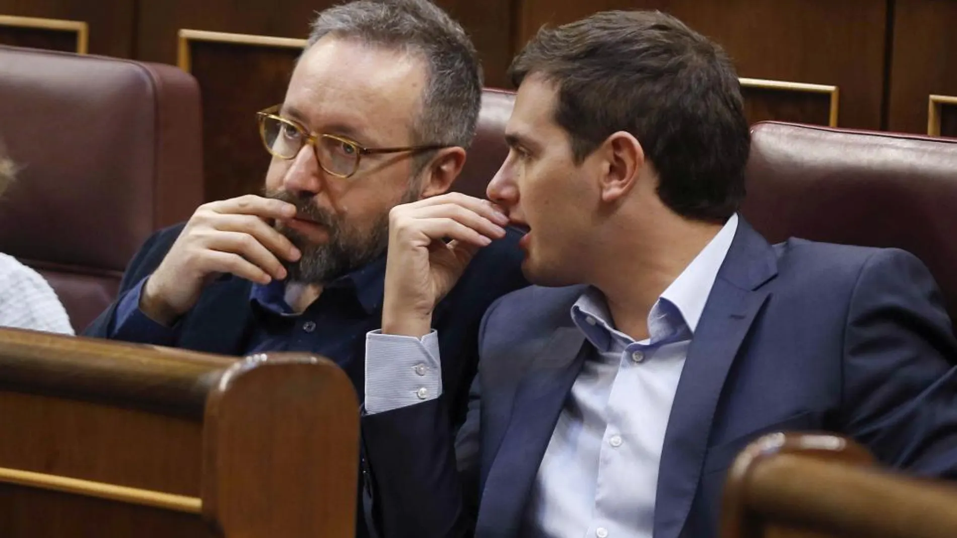 Albert Rivera y Juan Carlos Girauta durante el pleno de esta tarde en el Congreso de los Diputados.