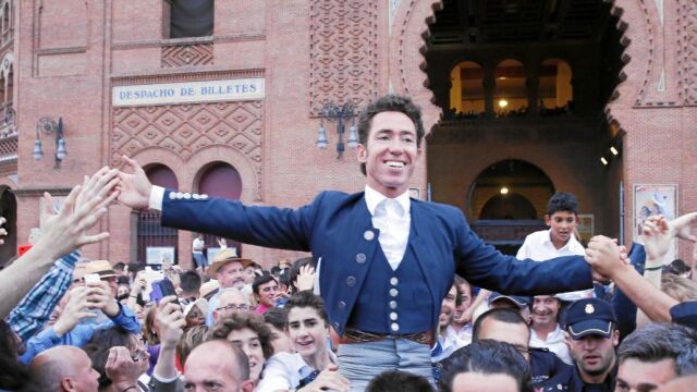 El rejoneador Leonardo Hernández, a su salida ayer a hombros por la Puerta Grande de Las Ventas