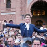 El rejoneador Leonardo Hernández, a su salida ayer a hombros por la Puerta Grande de Las Ventas