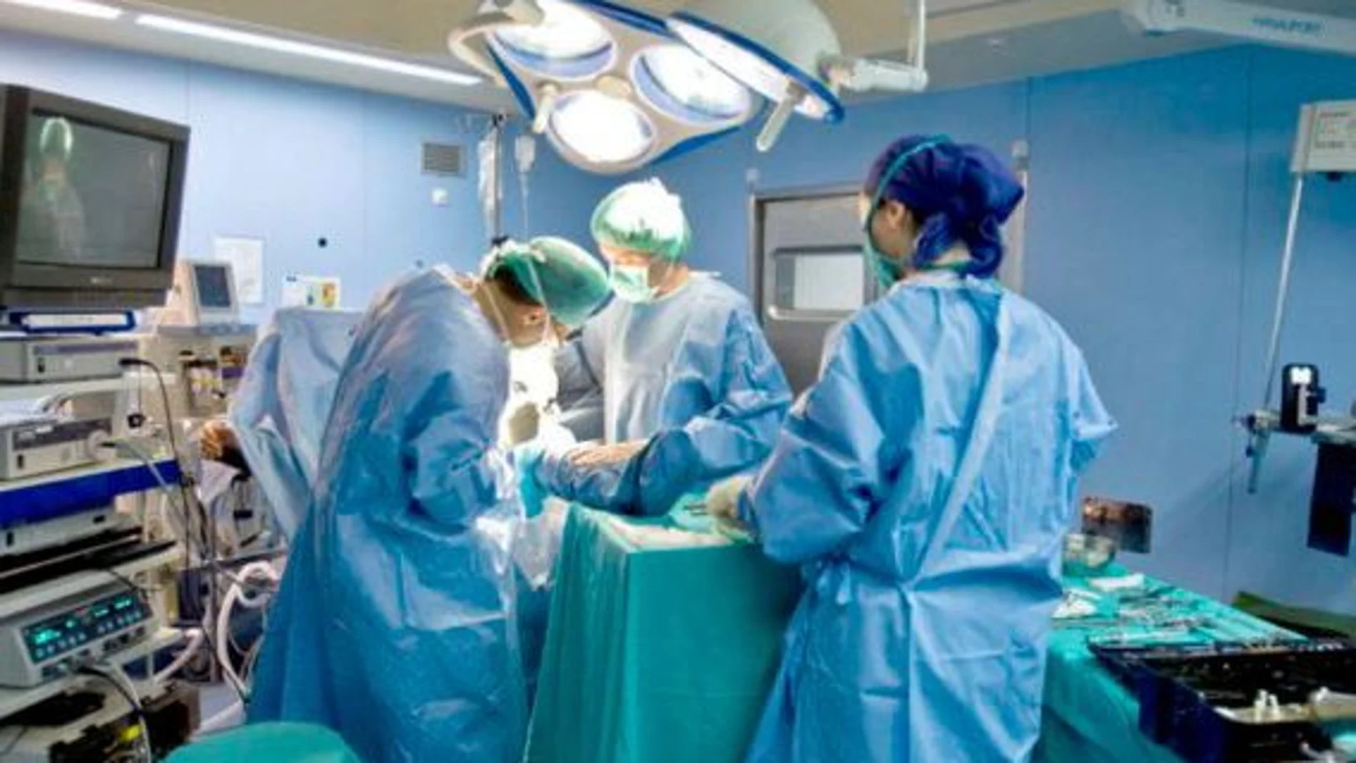 Imagen de una operación en uno de los quirófanos del hospital de La Ribera