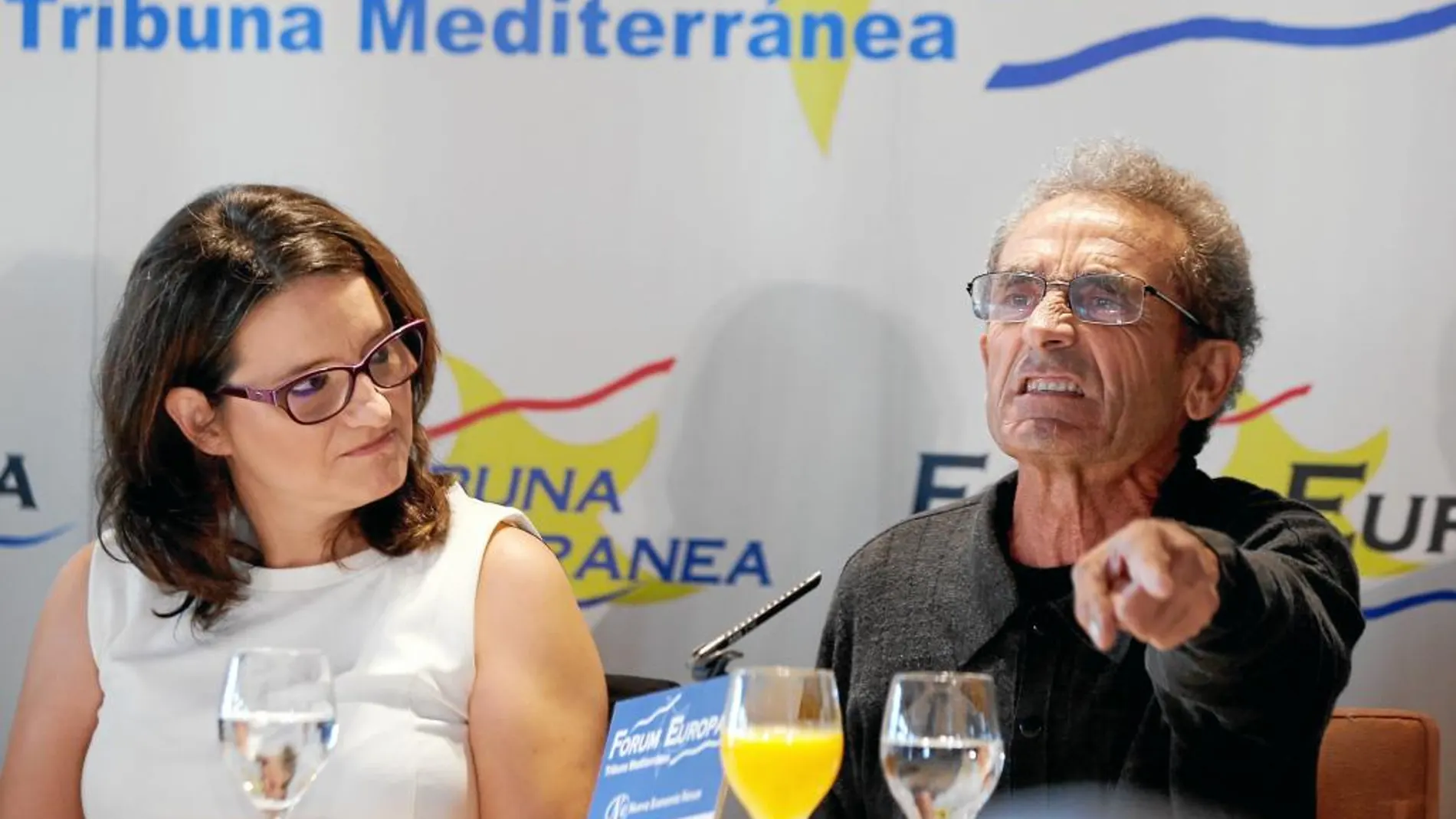 La vicepresidenta de la Generalitat valenciana, Mónica Oltra, junto al agricultor Vicent Martí