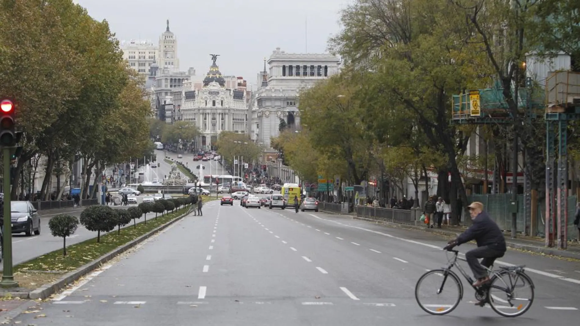 Un ciclista circula por la calle de Alcalá de Madrid