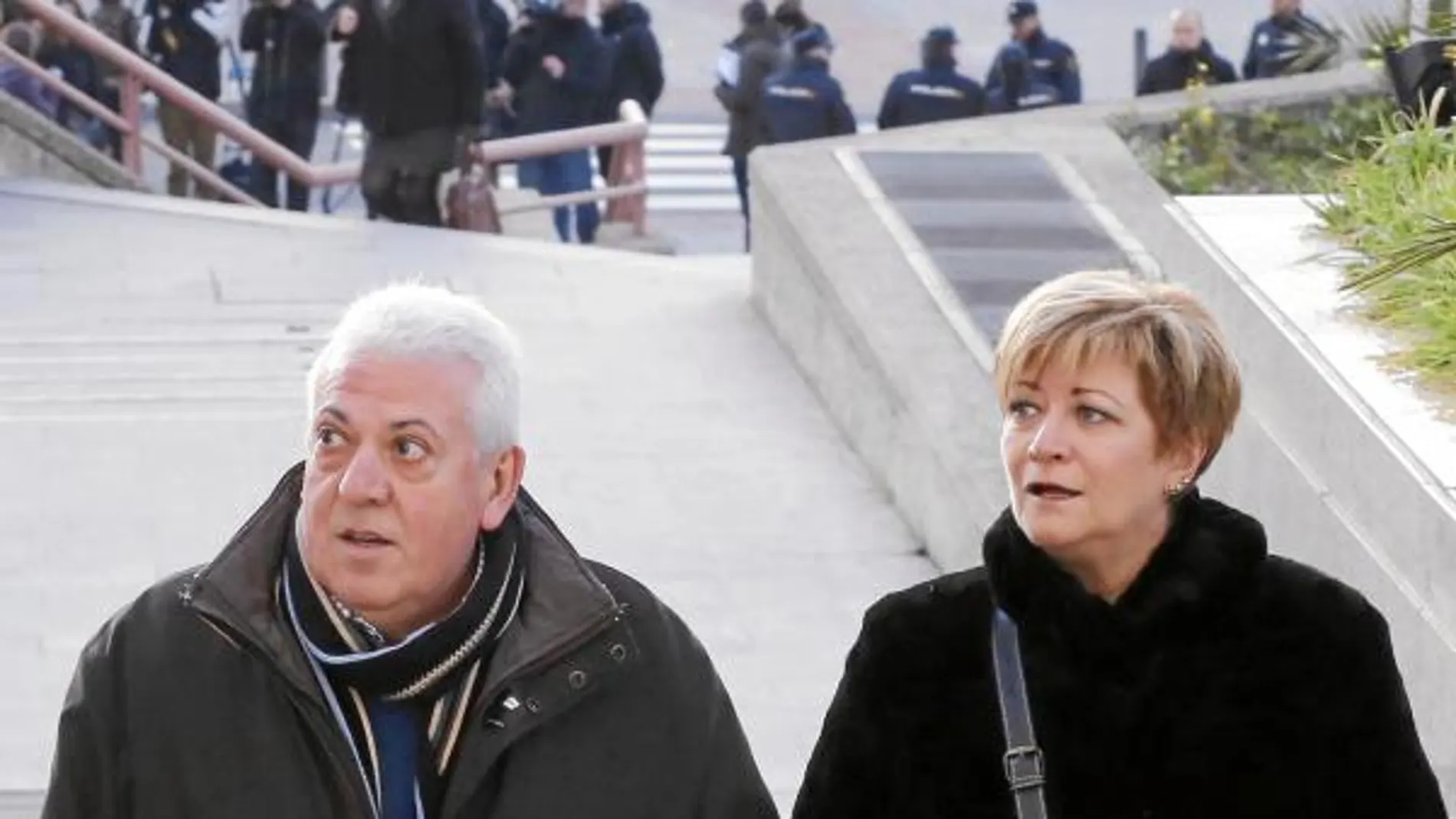 Los padres de Cristina Arce acudieron ayer a la Audiencia Provincial