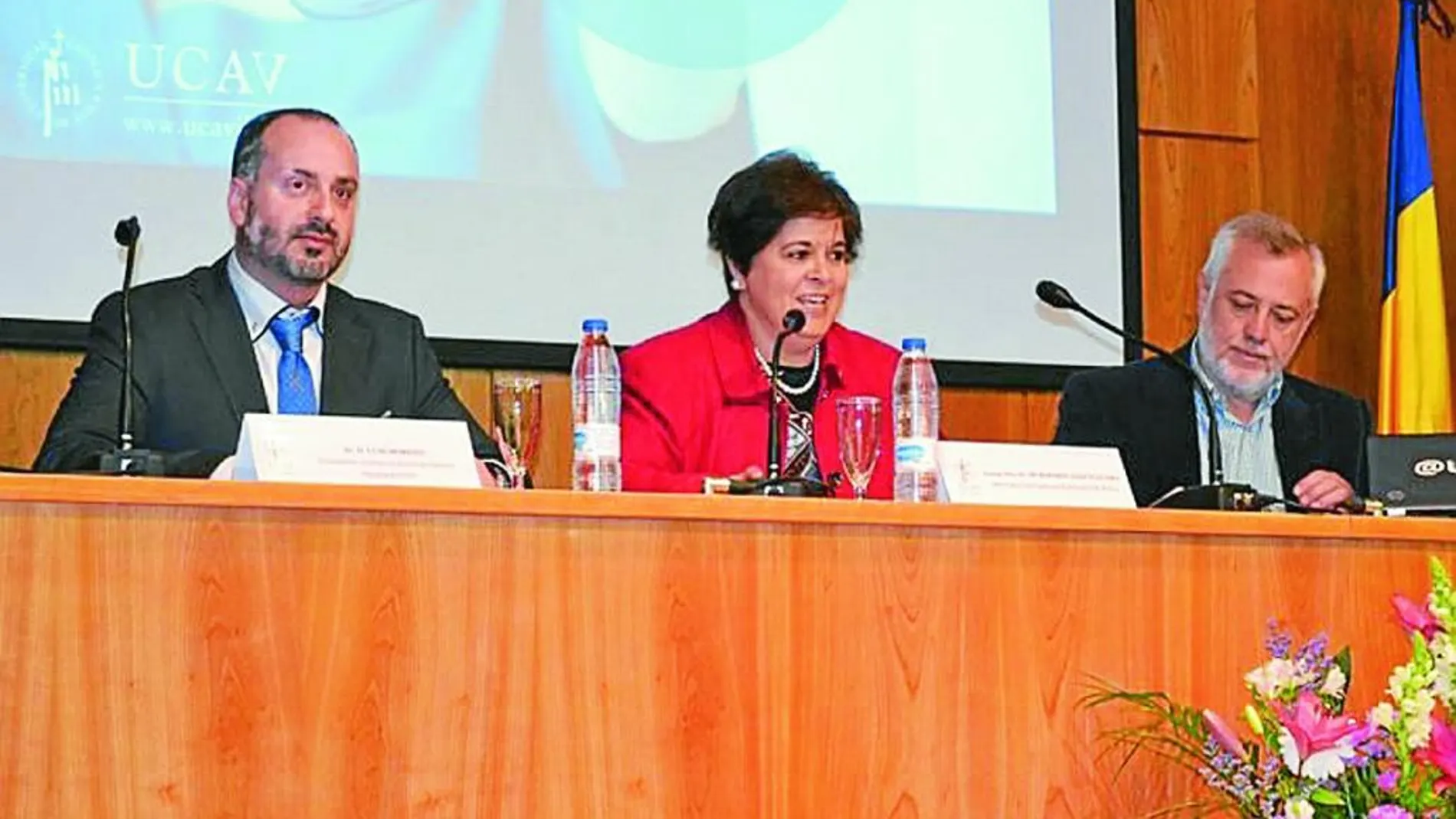 La rectora de la UCAV, María del Rosario Sáez Yuguero, inaugura, junto a Moreno y Aznar, la IV Jornada de Enfermería