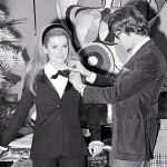 Yves Saint Laurent, en 1967, junto a una joven Catherine Deneuve, que lucía su smoking
