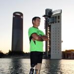 Jon Jáuregui posa junto al río Guadalquivir