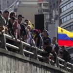 Un grupo de personas participa en una protesta antigubernamental ayer en Caracas