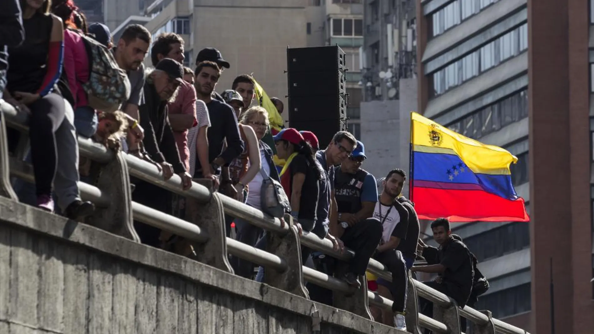 Un grupo de personas participa en una protesta antigubernamental ayer en Caracas