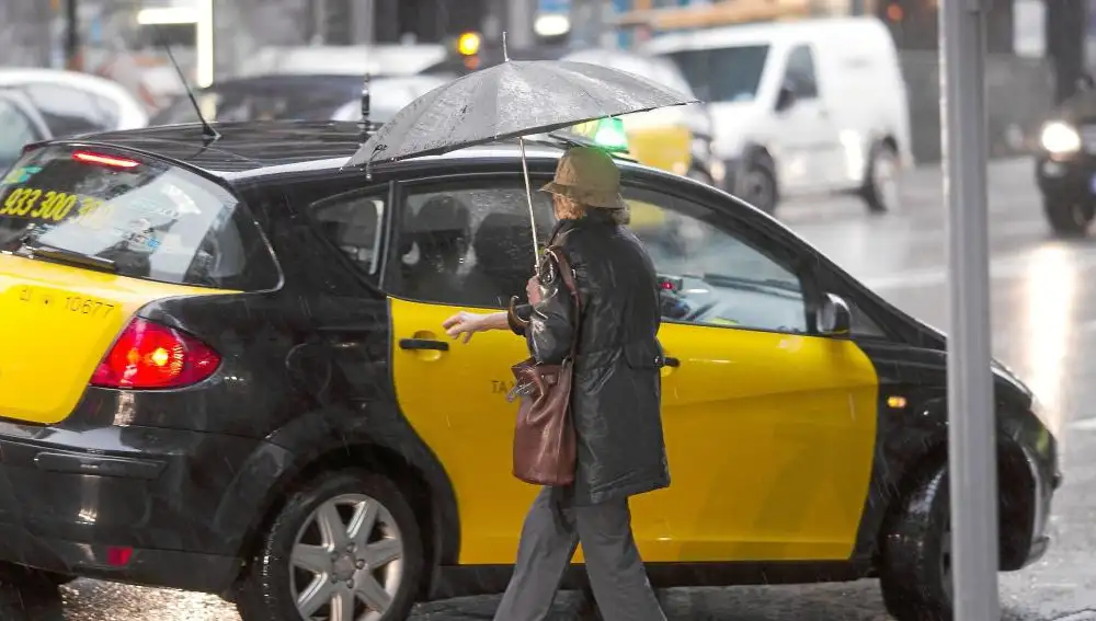 Taxi efectuando una parada para recoger a un cliente