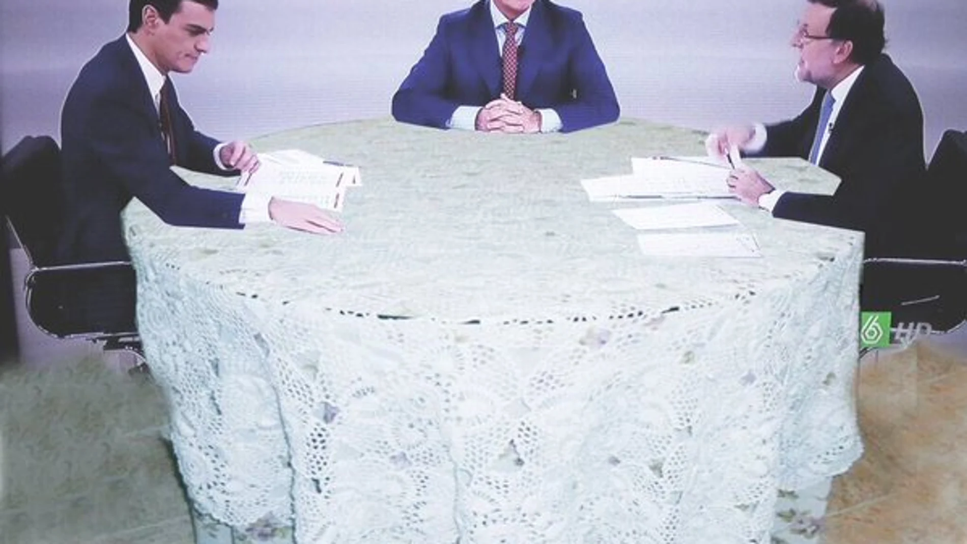 Los dos candidatos en una mesa camilla