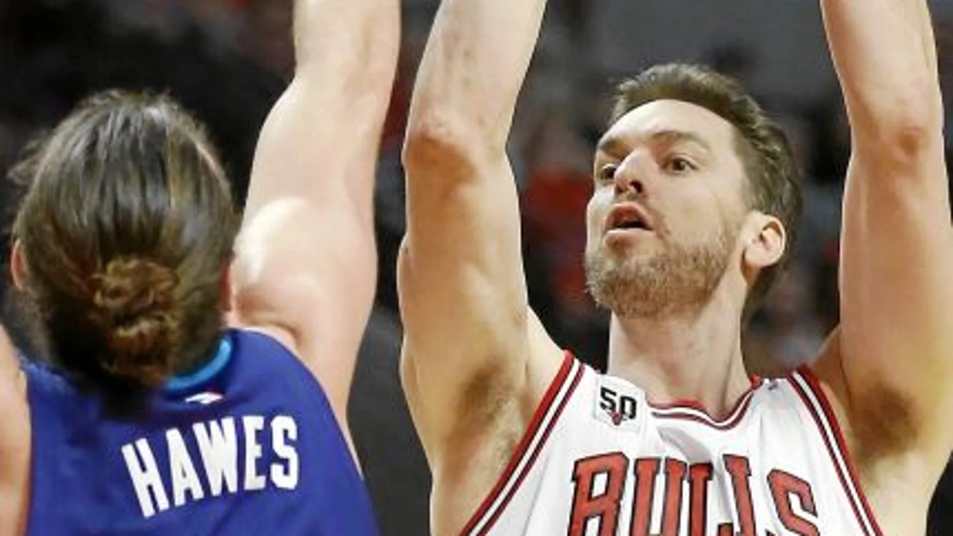 Pau Gasol lanza a canasta ante Hawes