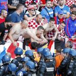 Los aficionados croatas lanzaron bengalas y petardos en el partido que enfrentó a la selección de su país con la República Checa