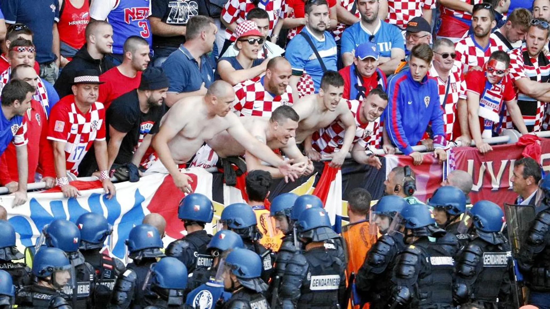 Los aficionados croatas lanzaron bengalas y petardos en el partido que enfrentó a la selección de su país con la República Checa