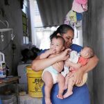 Jaqueline, de Brasil, padeció zika durante su embarazo. Ahora ha sido madre de mellizos: uno ha nacido sano y el otro, con microcefalia. En un principio pensó que el médico se había equivocado