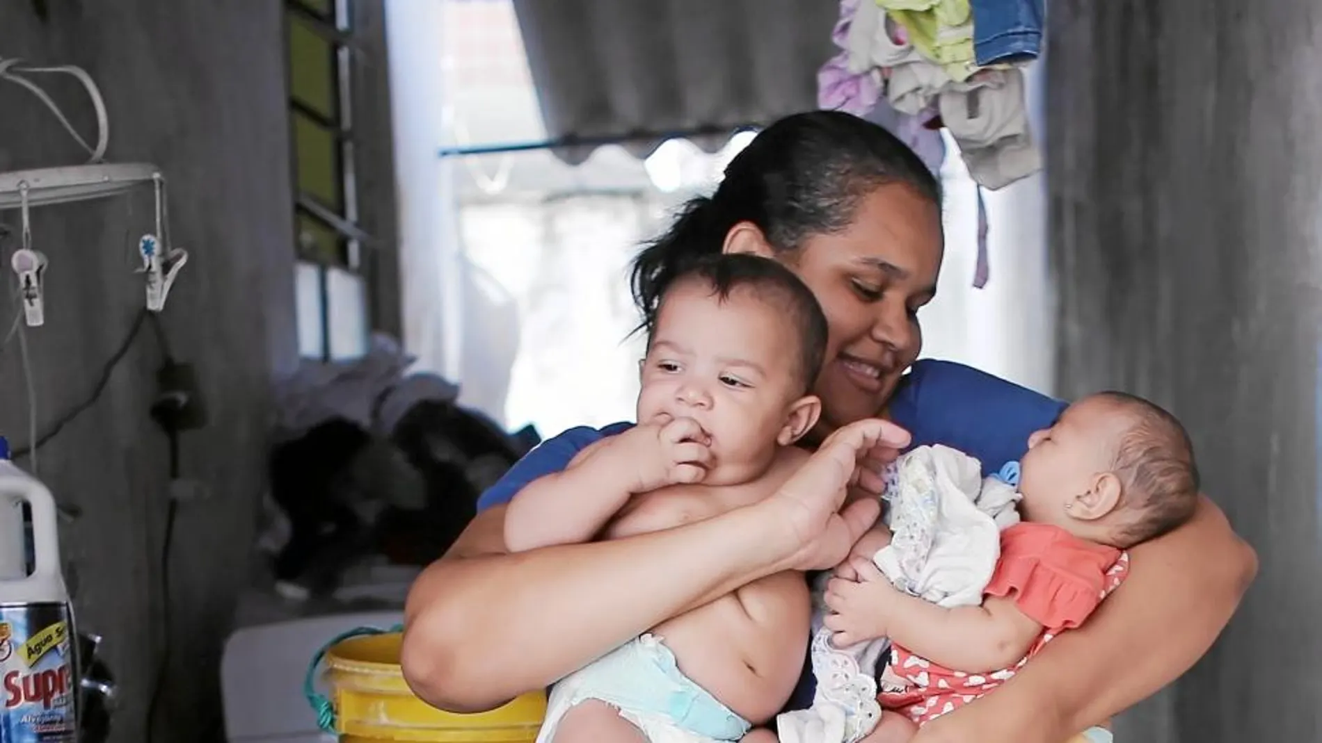 Jaqueline, de Brasil, padeció zika durante su embarazo. Ahora ha sido madre de mellizos: uno ha nacido sano y el otro, con microcefalia. En un principio pensó que el médico se había equivocado