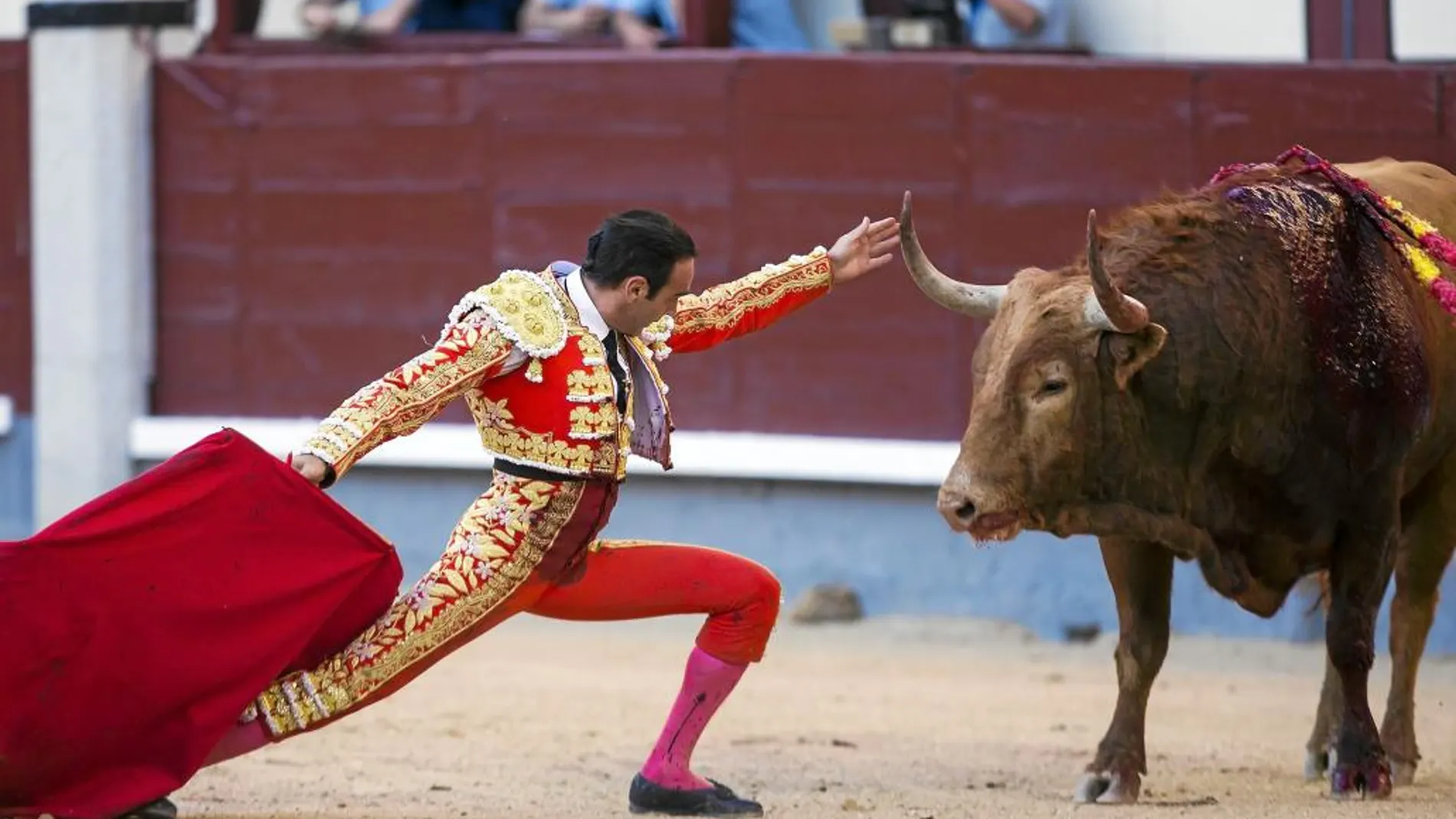 Desplante de rodillas de Enrique Ponce en su única comparecencia en San Isidro.