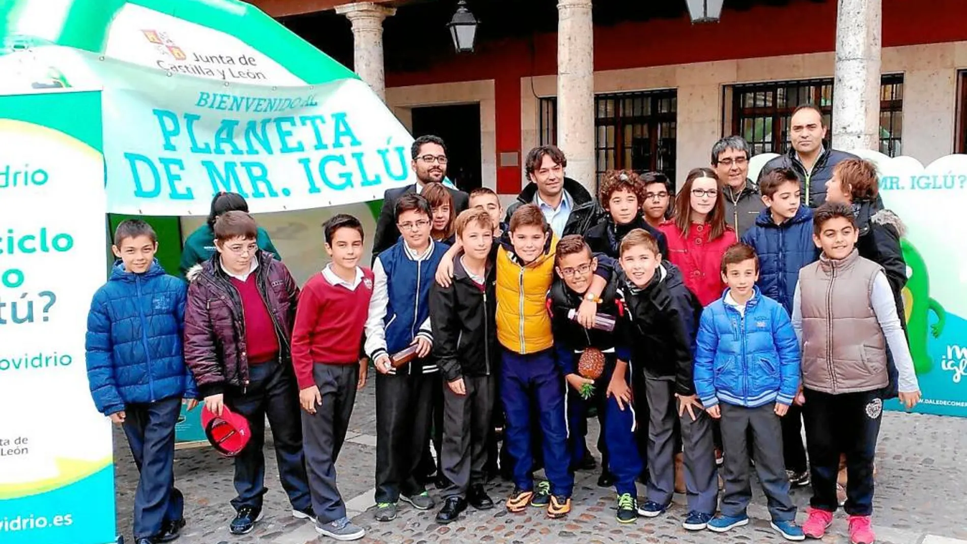 Escolares de Tordesillas junto al alcalde, José Antonio González Fonseca, y José Carlos Agustina