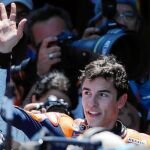 Márquez saluda a la afición española tras la carrera de ayer