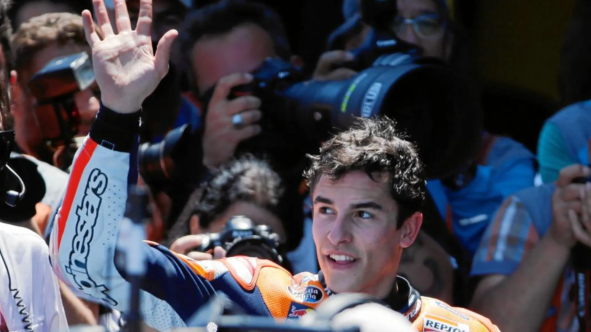 Márquez saluda a la afición española tras la carrera de ayer