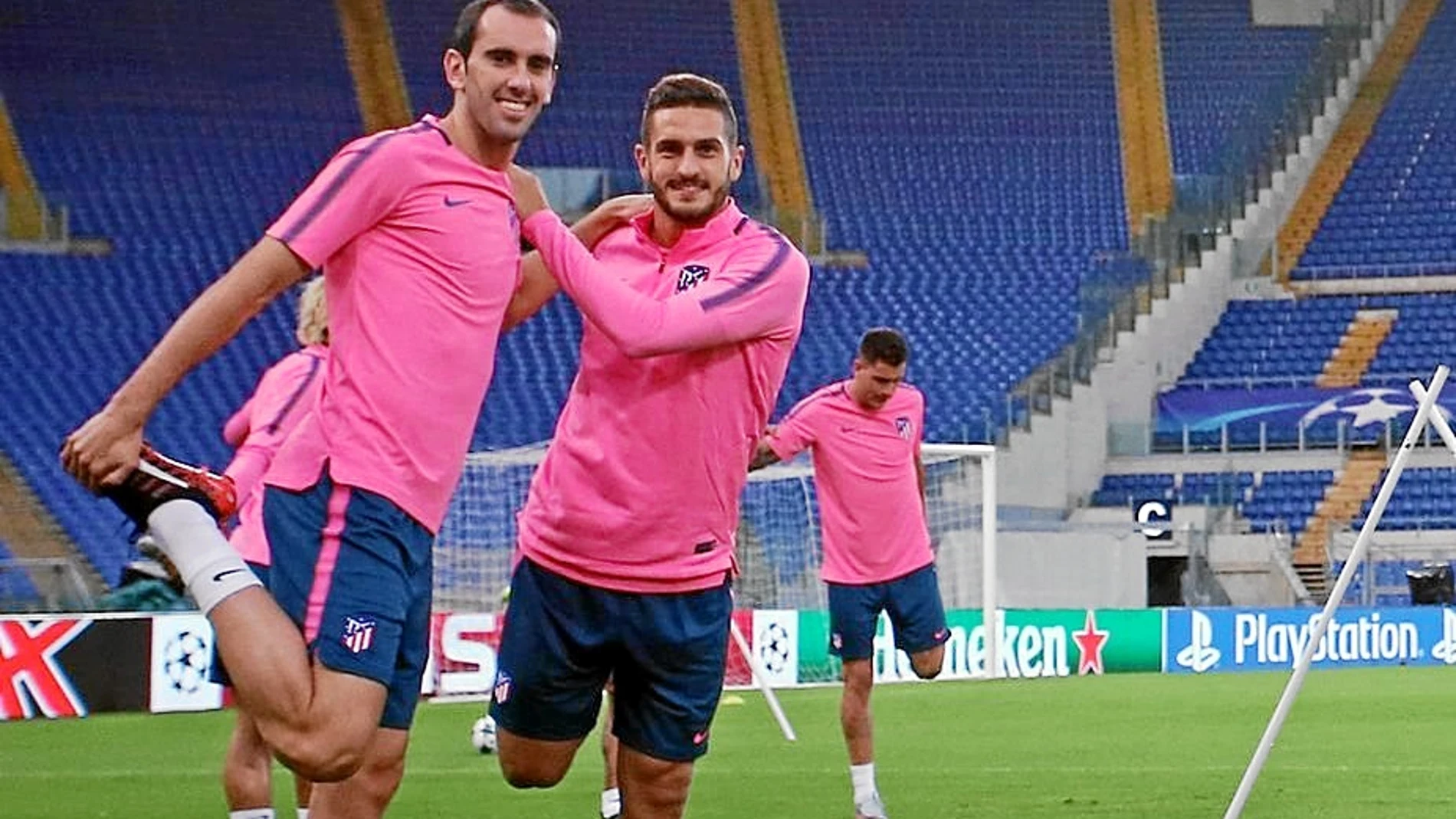 Los jugadores rojiblancos Godín y Koke, en el entrenamiento de ayer en el estadio Olímpico