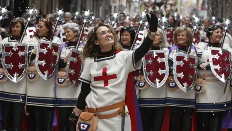 Entrada de las tropas cristianas femeninas en el primer día grande de las fiestas alcoyanas