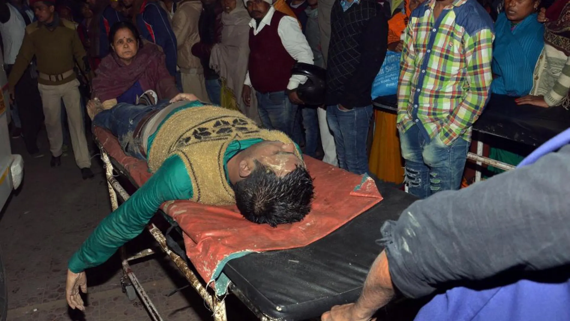 Imagen del rescate de cuerpos en Patna, India
