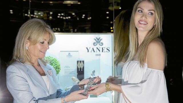 Cristina Yanes, actual directora comercial y de diseño de la firma joyera, junto a la modelo catalana Mireia Lalaguna, imagen de Yanes en Japón