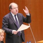 El presidente Herrera responde a las preguntas de los grupos de la oposición en las Cortes regionales