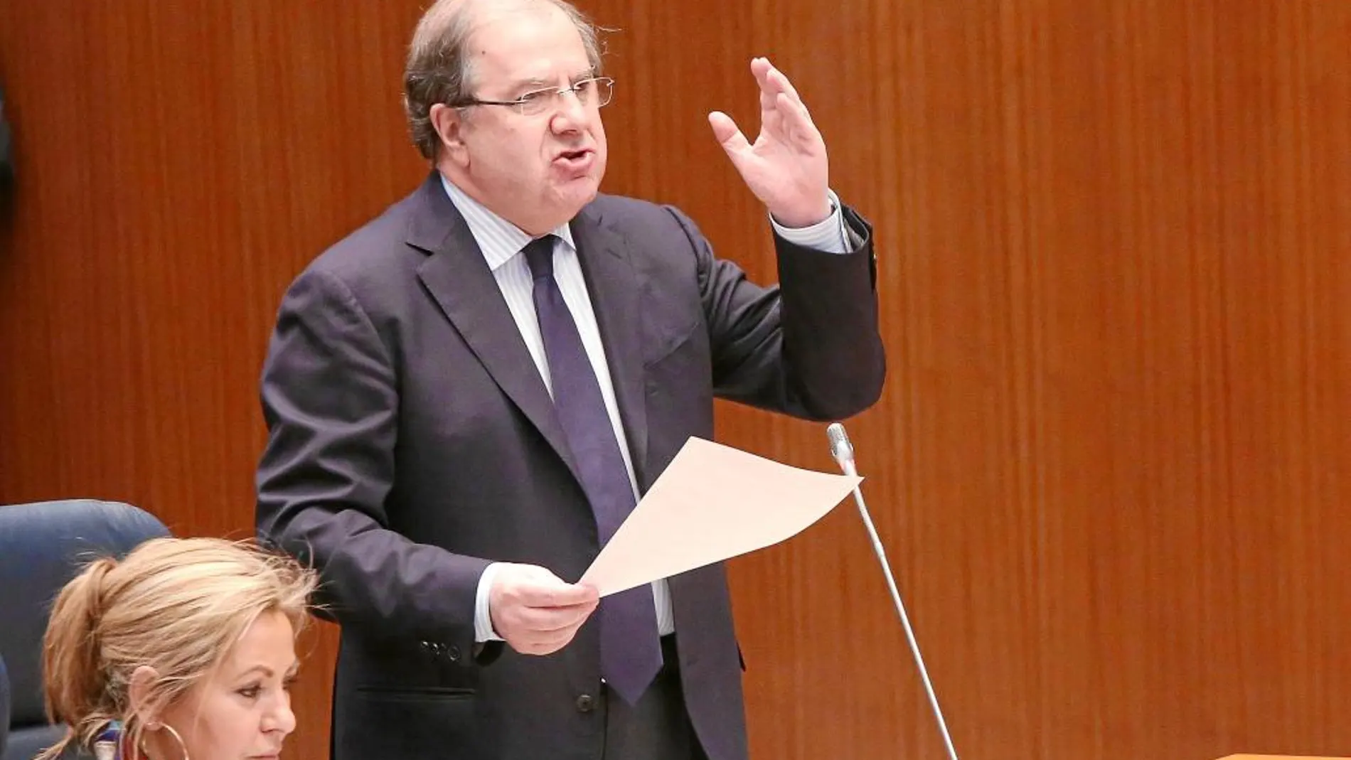 El presidente Herrera responde a las preguntas de los grupos de la oposición en las Cortes regionales