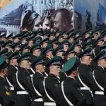Soldados participan en el desfile del Día de la Victoria en la Plaza Roja en Moscú