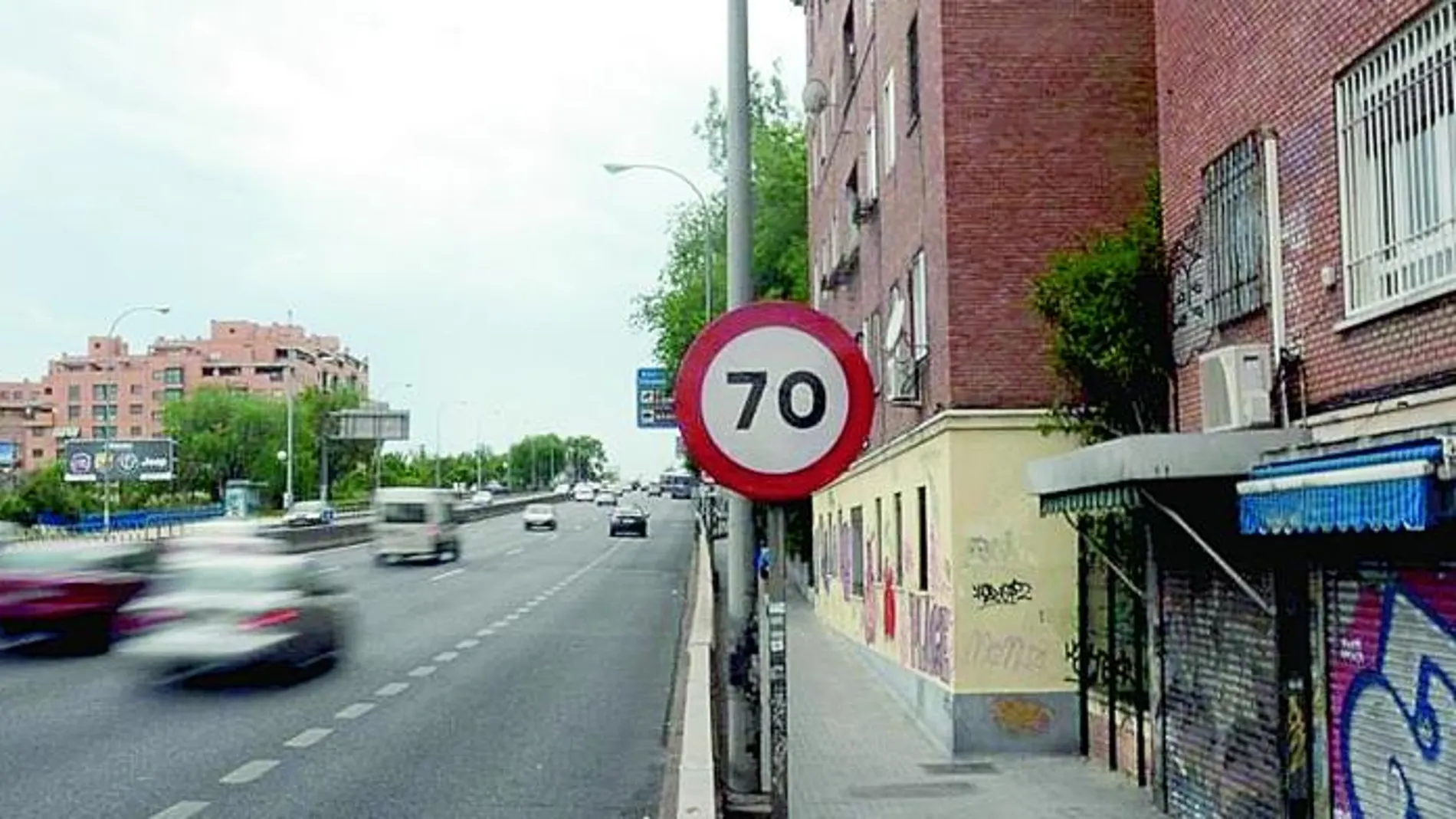 Actualmente en el tramo comprendido entre la Avenida de Portugal y la de los Poblados, el Paseo de Extremadura permite una velocidad máxima de 70 kilómetros por hora.