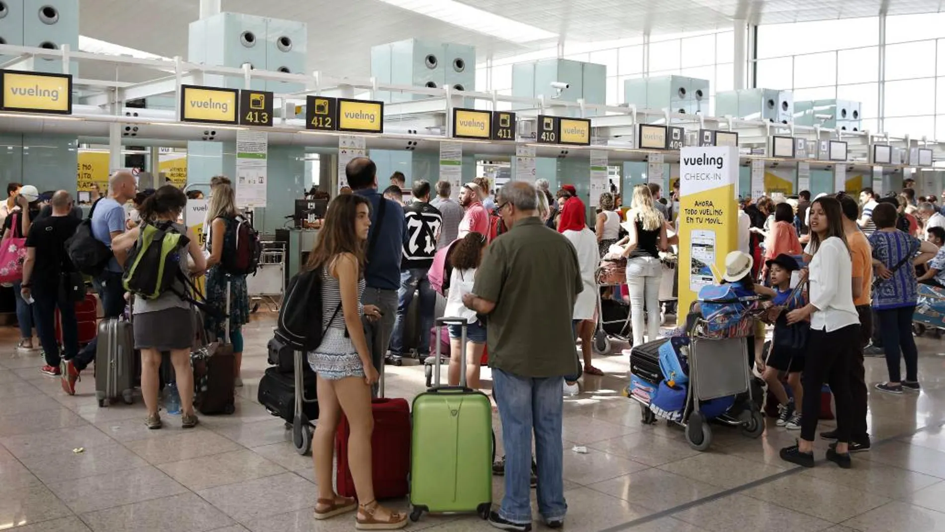 Colas de facturación en los mostradores de Vueling en la Terminal 1 del Aeropuerto de El Prat, en Barcelona.