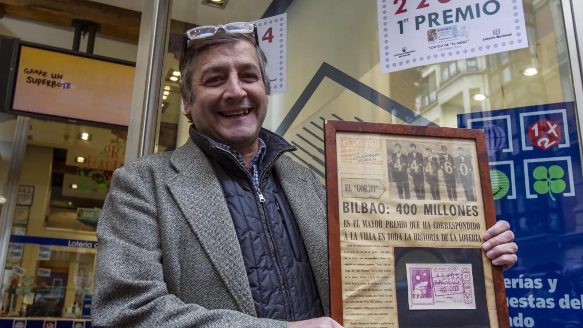 El titular de la administración número 25 de Bilbao "Lotería los 400 millones", Iñigo Gómez Barrengoa, celebra los décimos vendidos del primer premio