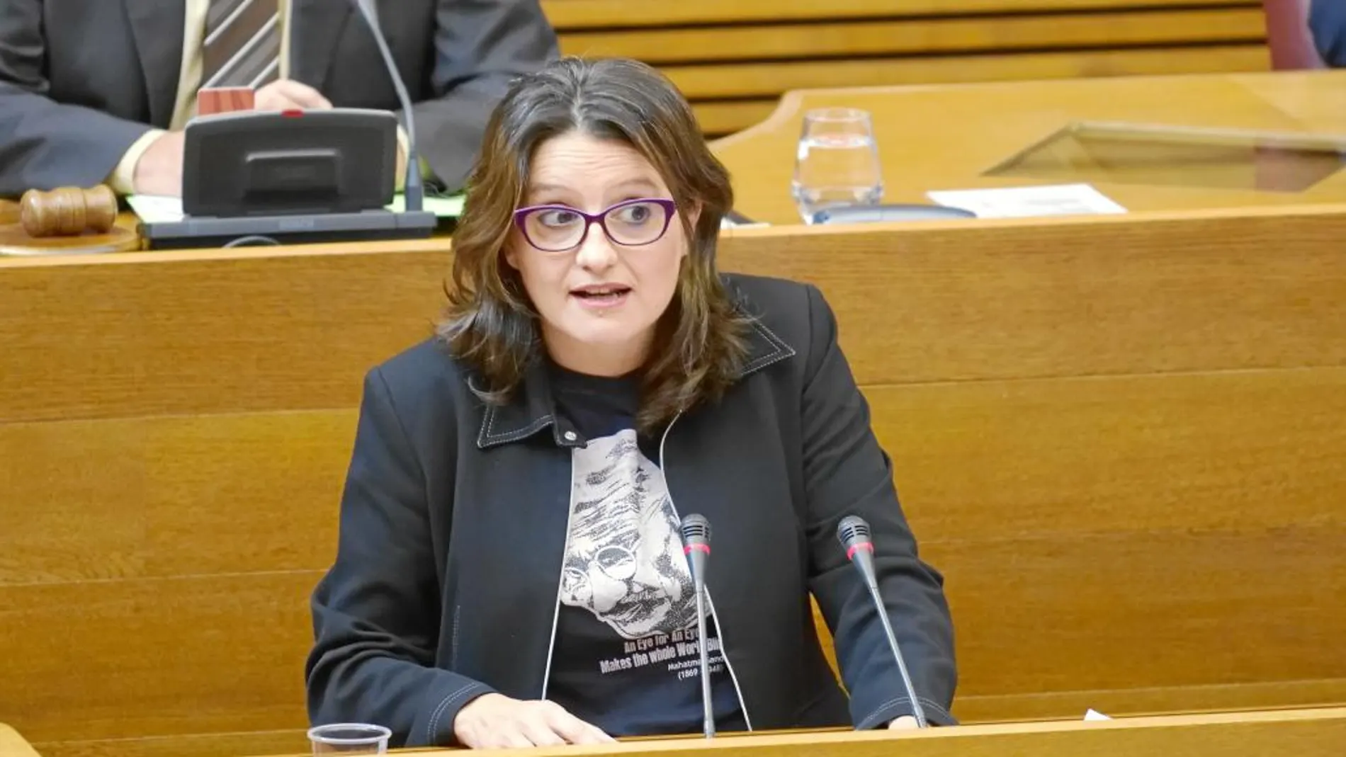 Oltra volvió a las camisetas con mensaje. Esta vez eligió a Gandhi: «El ojo por ojo hará que el mundo acabe ciego»