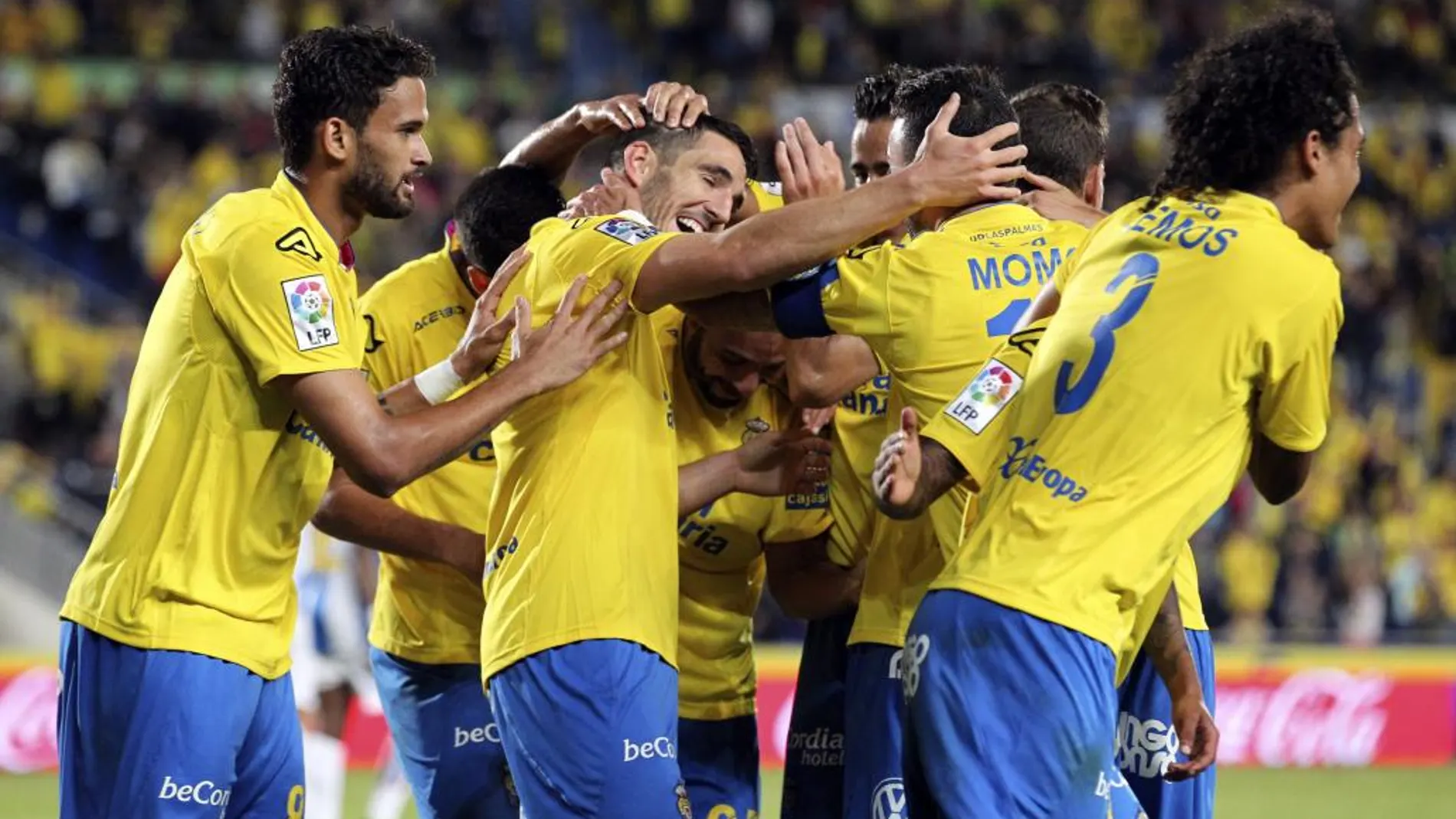 Los jugadores de la UD Las Palmas celebran el tercer gol del equipo canario